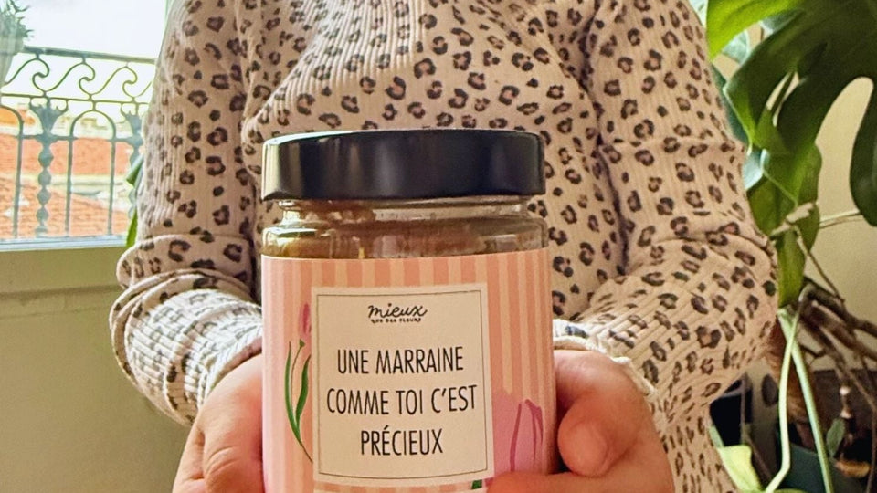 Pot de pâte à tartiner avec étiquette colorée et design joyeux.