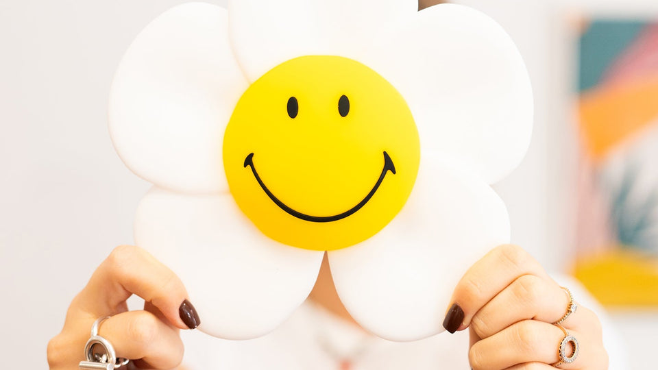 Veilleuse Smiley Daisy en forme de fleur avec lumière douce.