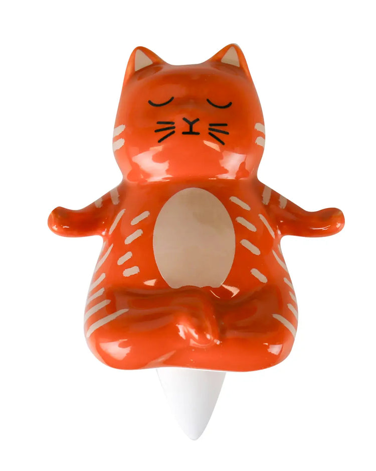 Distributeur d'eau en forme de chat en posture de yoga