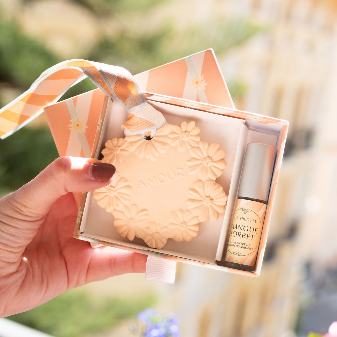 Coffret parfum d'ambiance avec décor fleuri en plâtre