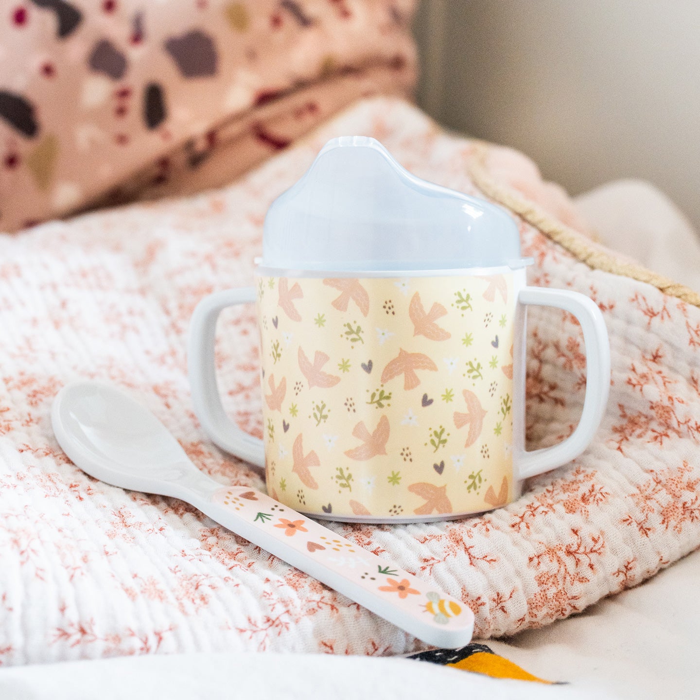 Coffret goûter pour bébé avec gobelet ergonomique et cuillère