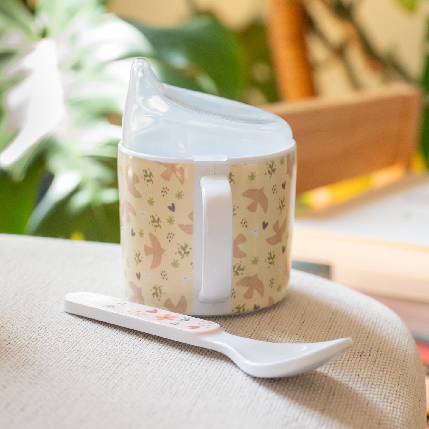 Coffret goûter pour bébé avec gobelet à bec et cuillère colorée.