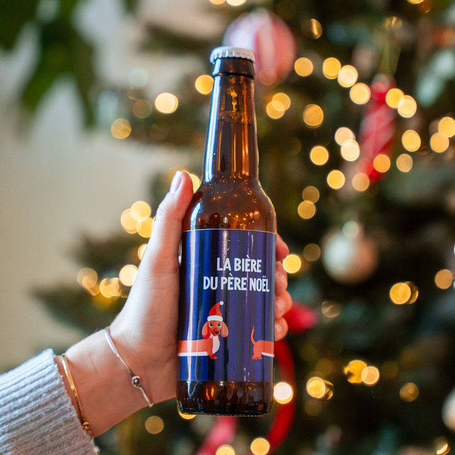 Bière du Père Noël avec un teckel festif en arrière-plan