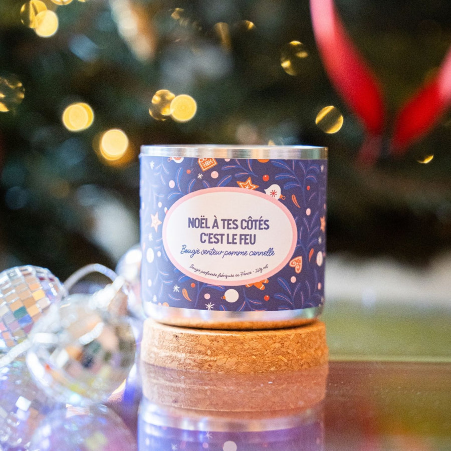 Bougie parfumée de Noël avec étiquette humoristique en gros plan