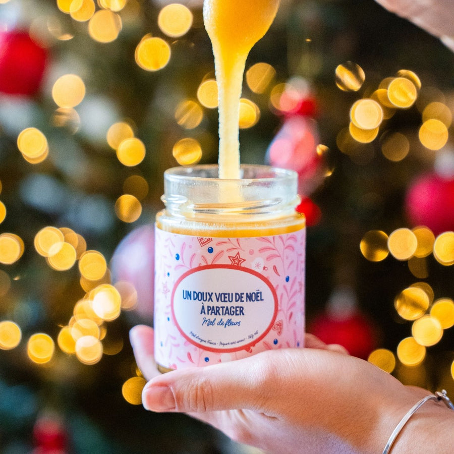 Pot de miel avec étiquette festive et décorations de Noël