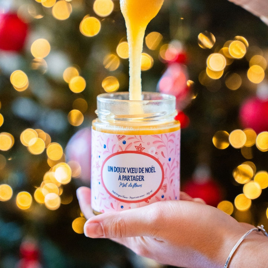 Pot de miel décoré pour Noël avec étiquette festive