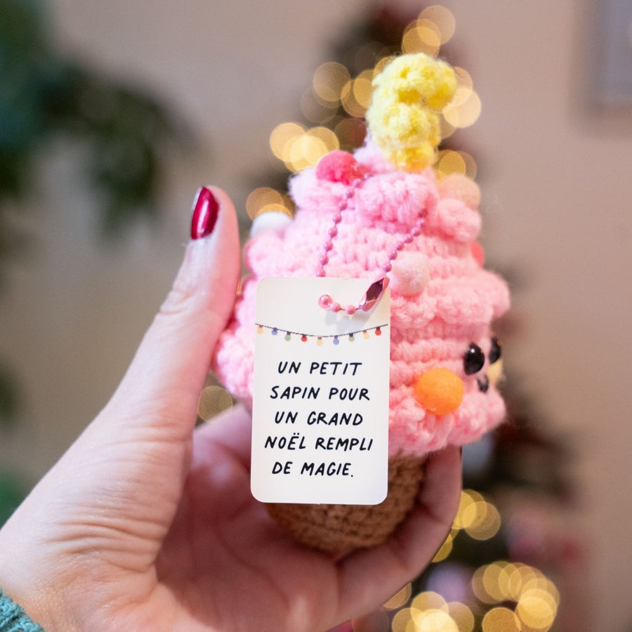 Mini sapin rose avec pompons, crocheté avec soin