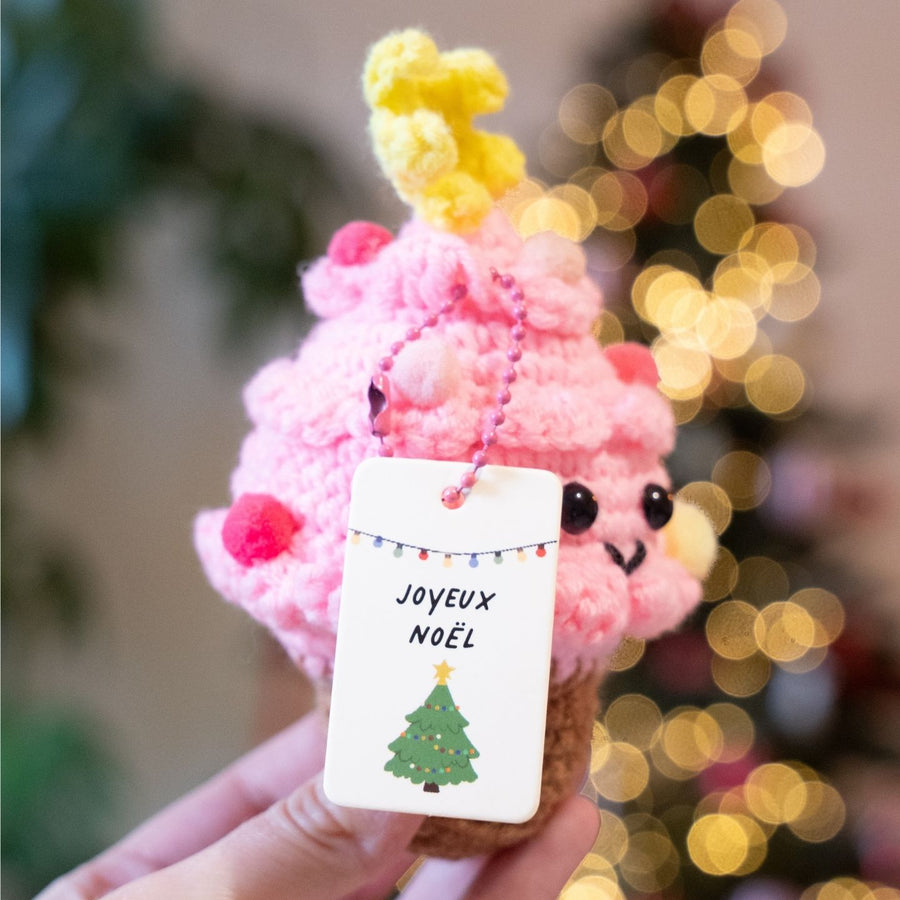 Mini sapin rose avec pompons, crocheté avec soin