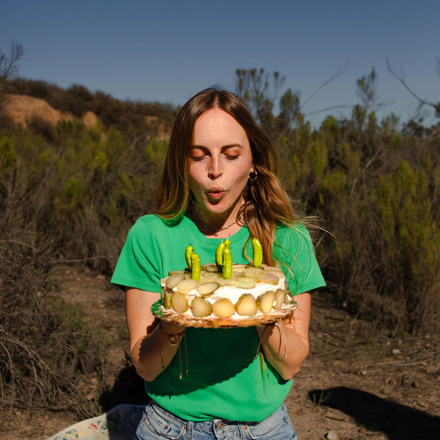 Bougies d'anniversaire en forme de cornichons sur un gâteau