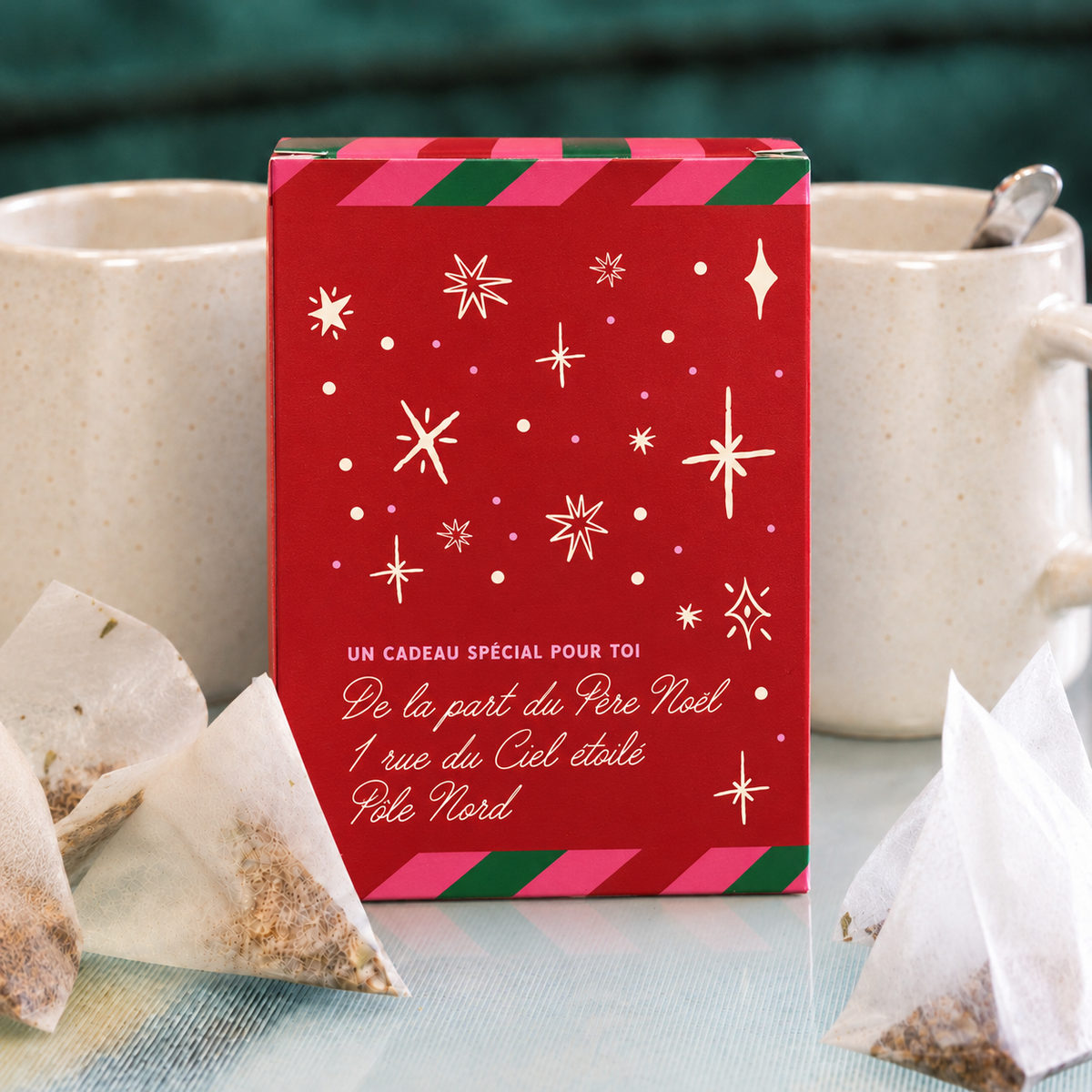 Boîte rouge du Thé du Père Noël avec infusettes visibles