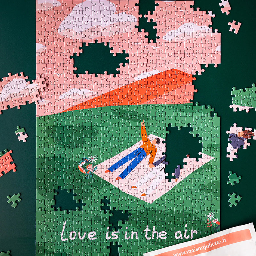 Puzzle Love is in the air avec pièces colorées en gros plan