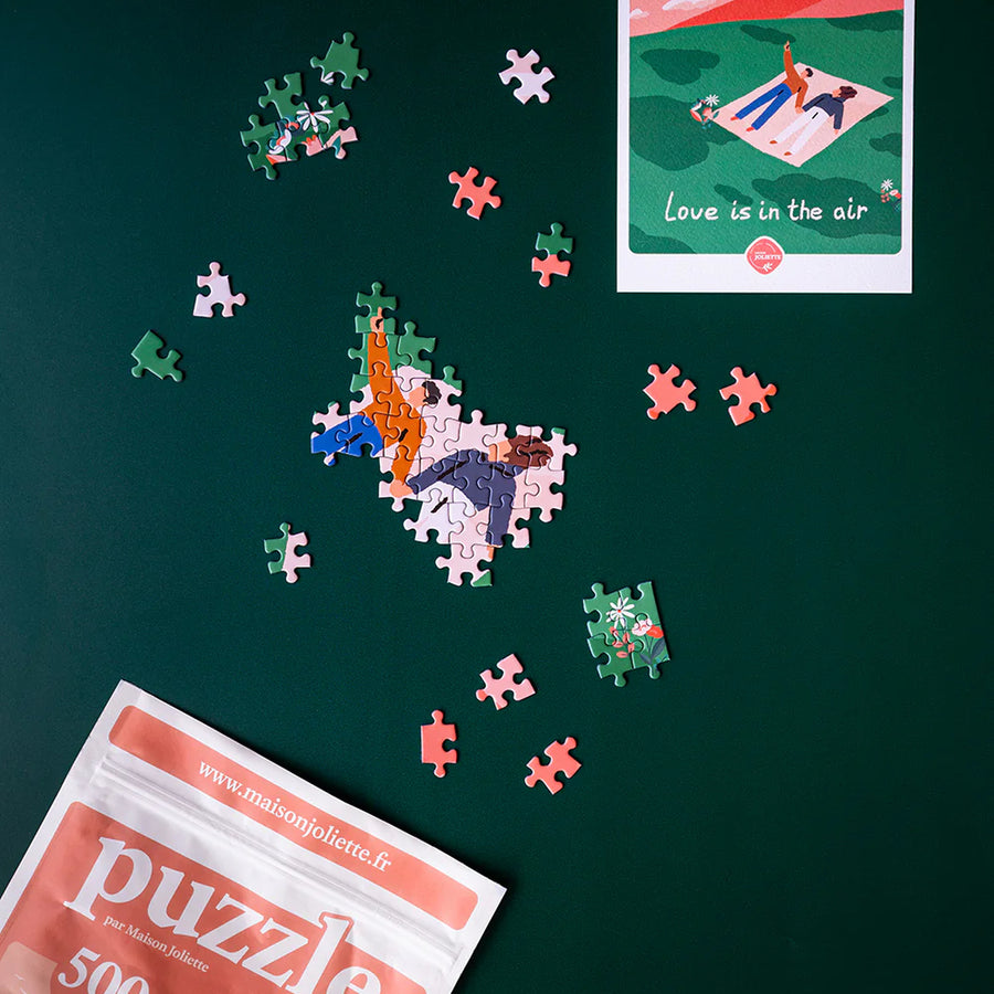 Puzzle Love is in the air avec pièces colorées en gros plan