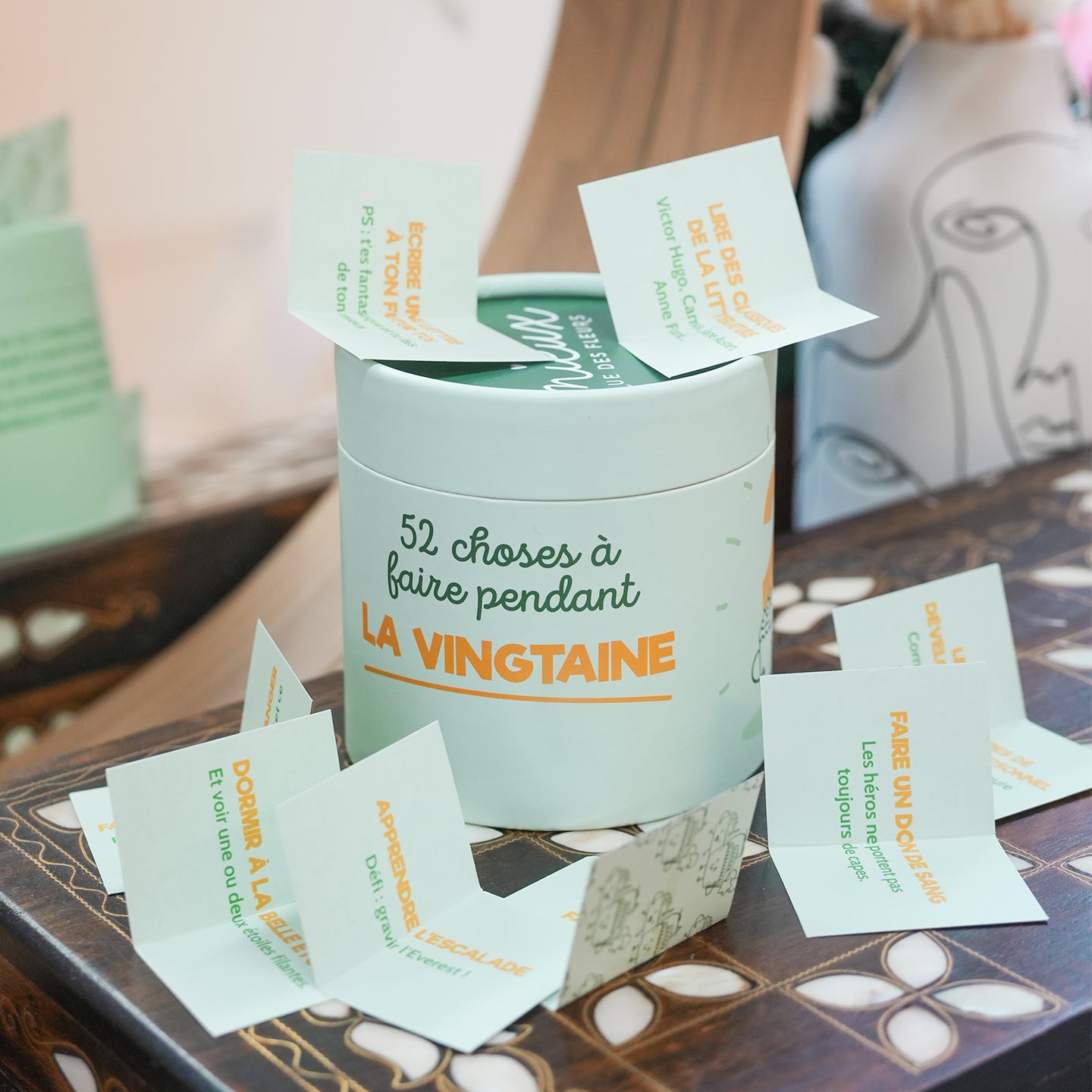 Couverture du livre '52 choses à faire pendant la vingtaine'.