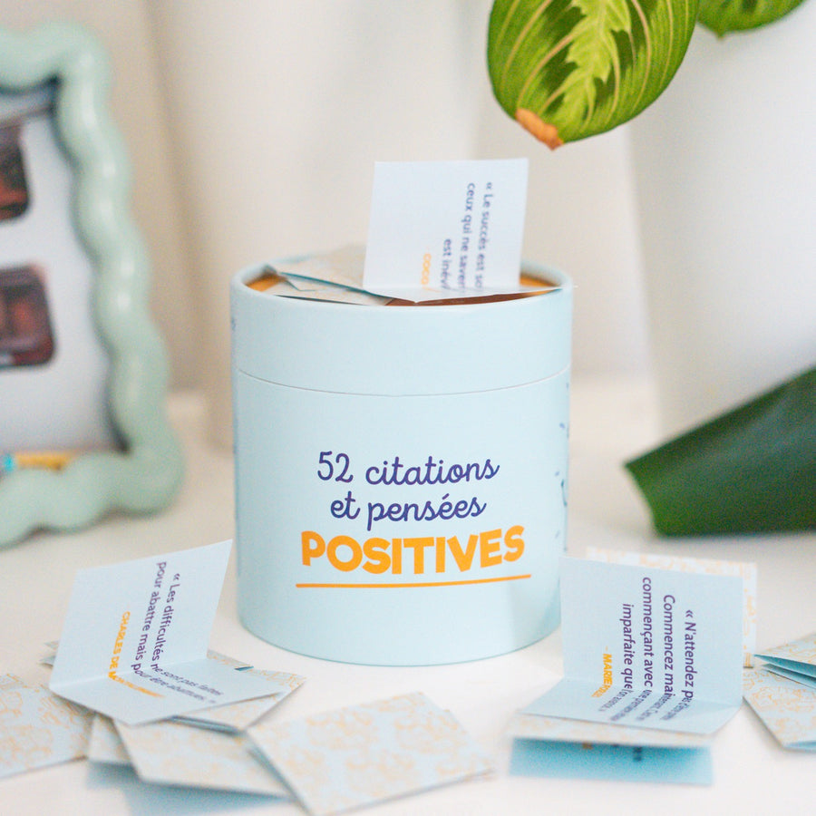 Coffret de 52 cartes avec citations inspirantes en gros plan.