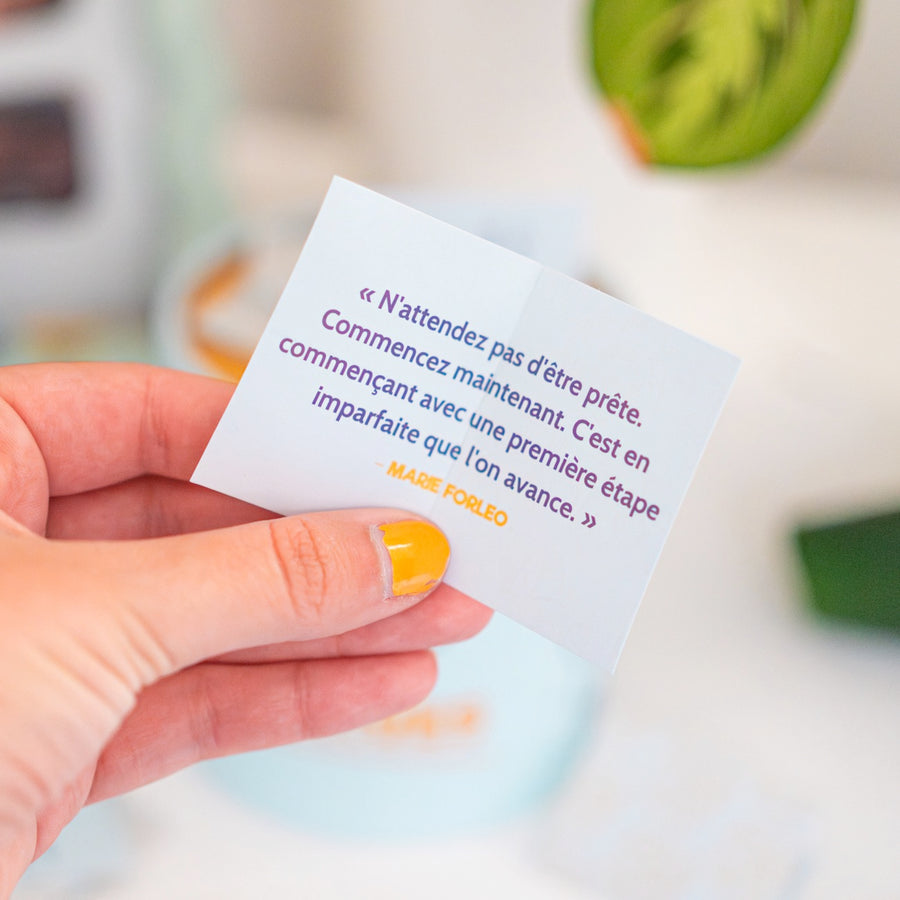 Coffret de 52 cartes avec citations inspirantes en gros plan.