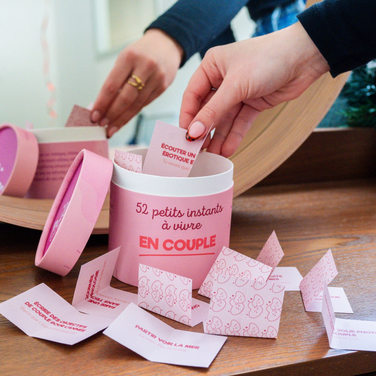 Couverture du jeu avec des illustrations de couples en action.