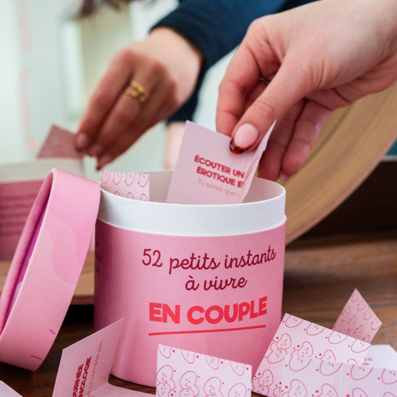 Couverture du jeu avec des illustrations de couples en action.