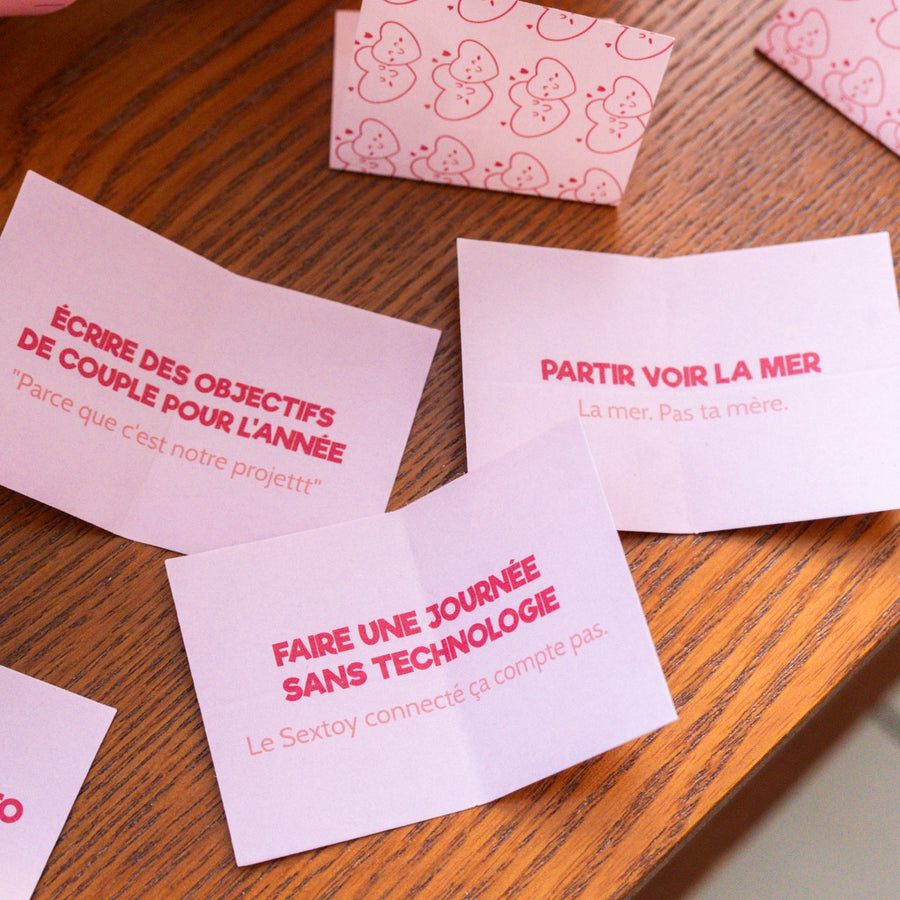 Couverture du jeu avec des illustrations de couples en action.