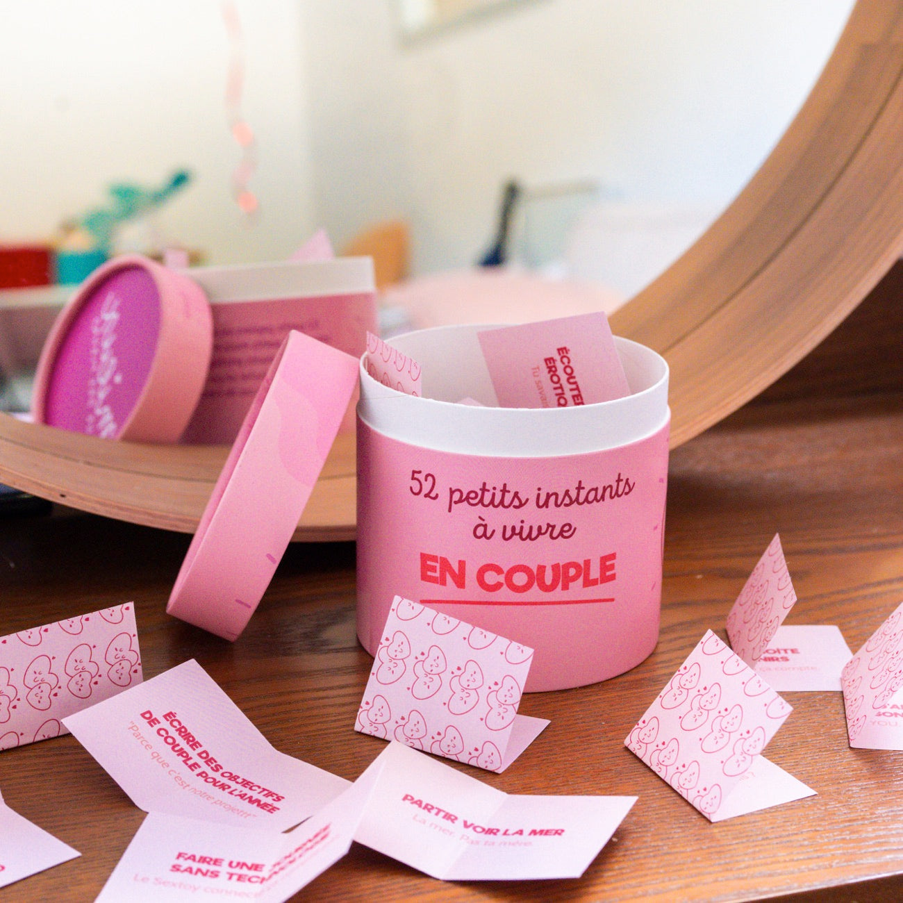 Couverture du jeu avec des illustrations de couples en action.