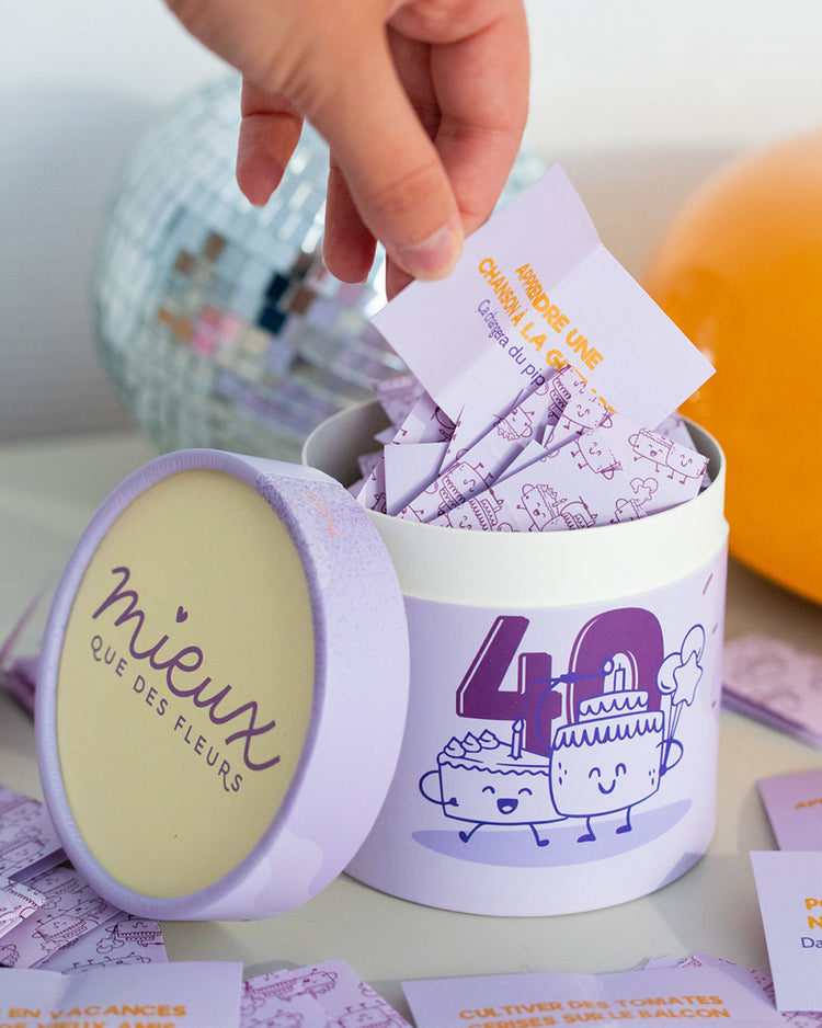 Boîte de jeu avec 52 cartes colorées pour défis amusants