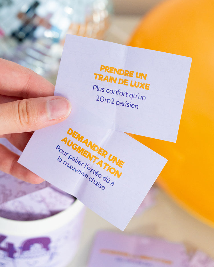 Boîte de jeu avec cartes colorées pour défis amusants