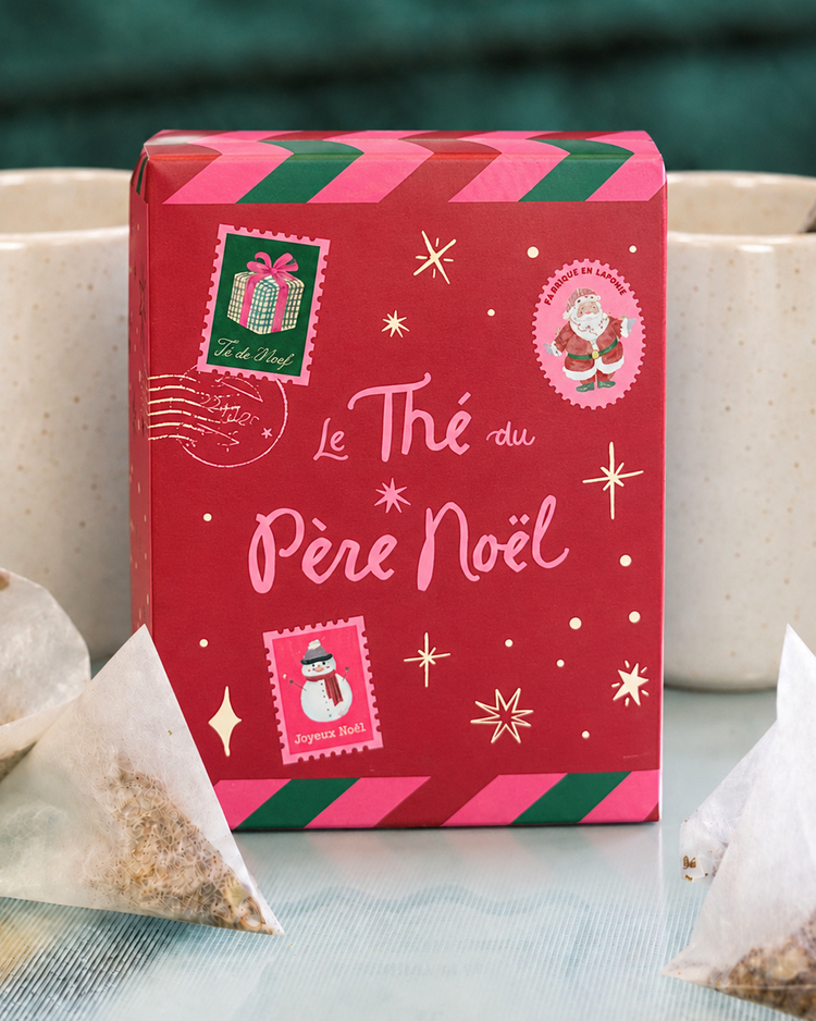Boîte rouge du Thé du Père Noël avec infusettes visibles