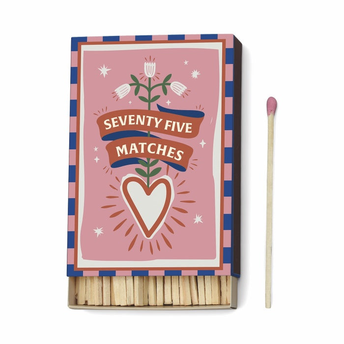 Coffret d'allumettes vintage avec têtes roses et décor romantique.