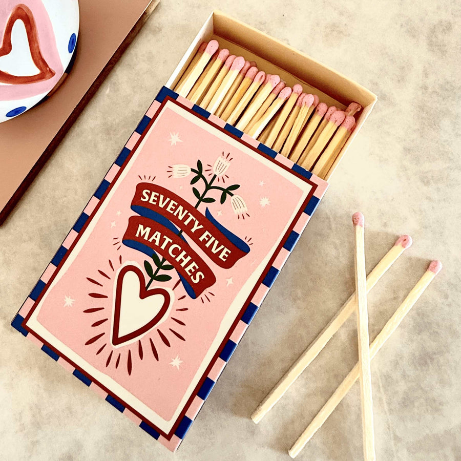 Coffret vintage d'allumettes avec têtes roses et décor romantique.