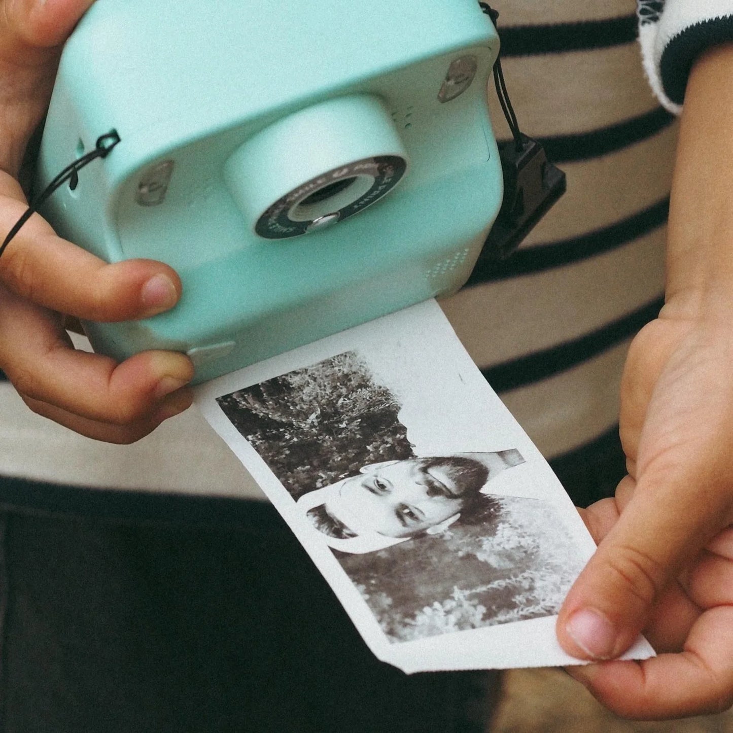 Appareil photo instantané avec sangle, vue de face