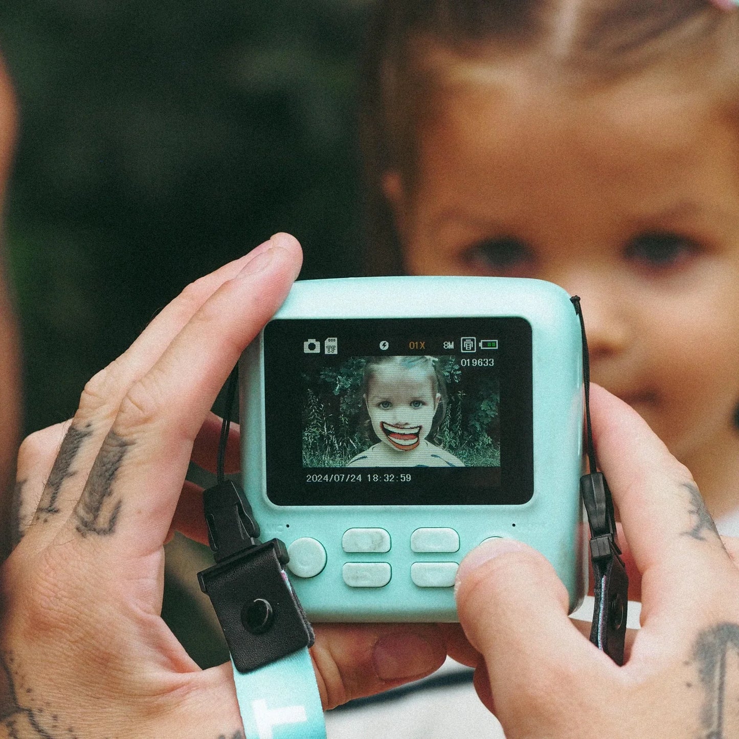 Appareil photo instantané avec sangle, vue de face