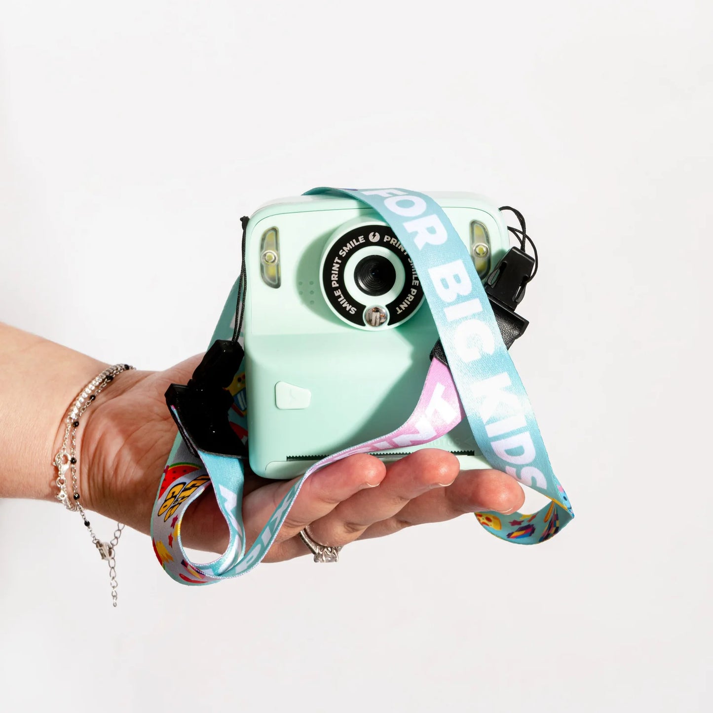 Appareil photo instantané avec sangle, vue de face
