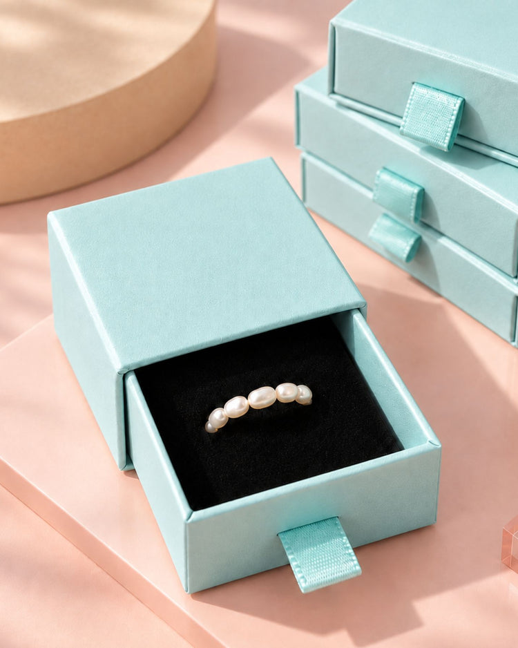 Bague ajustable avec perles d'eau douce sur fond clair
