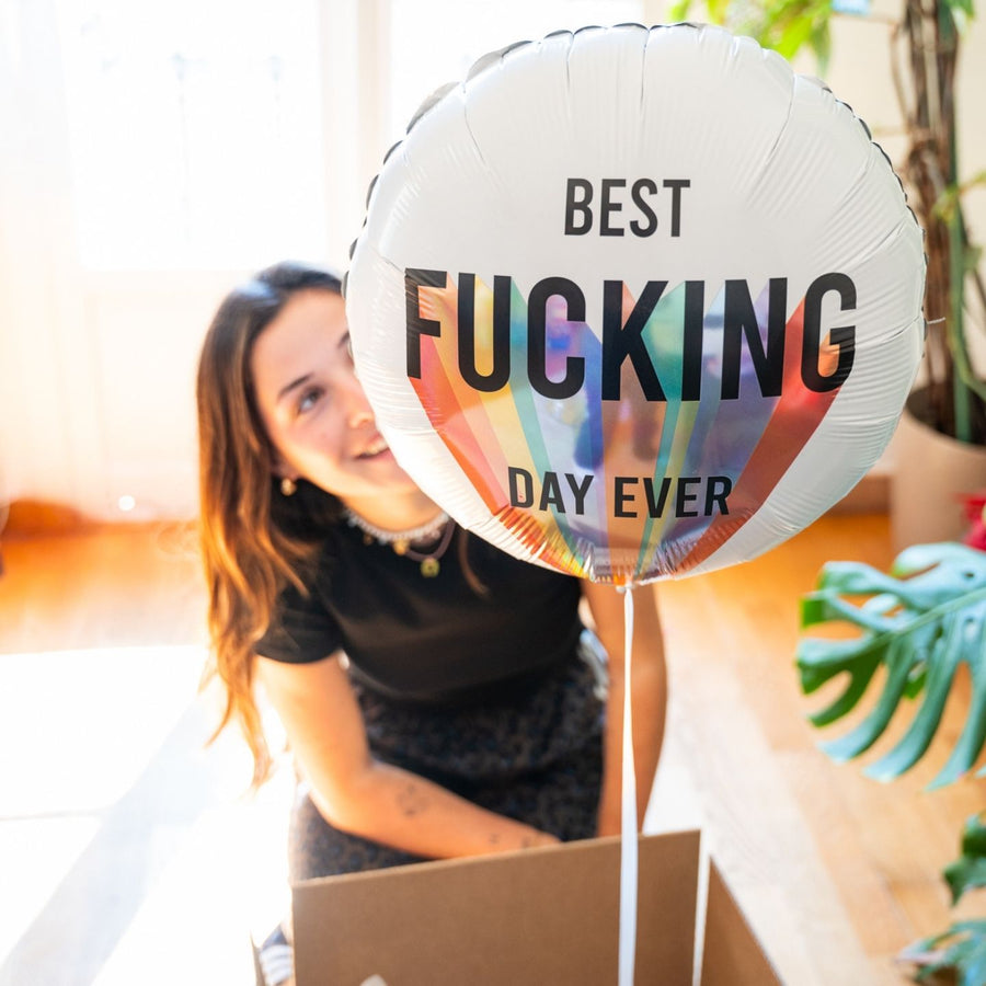 Ballon 'Best Fucking Day Ever' en gros plan, texte coloré