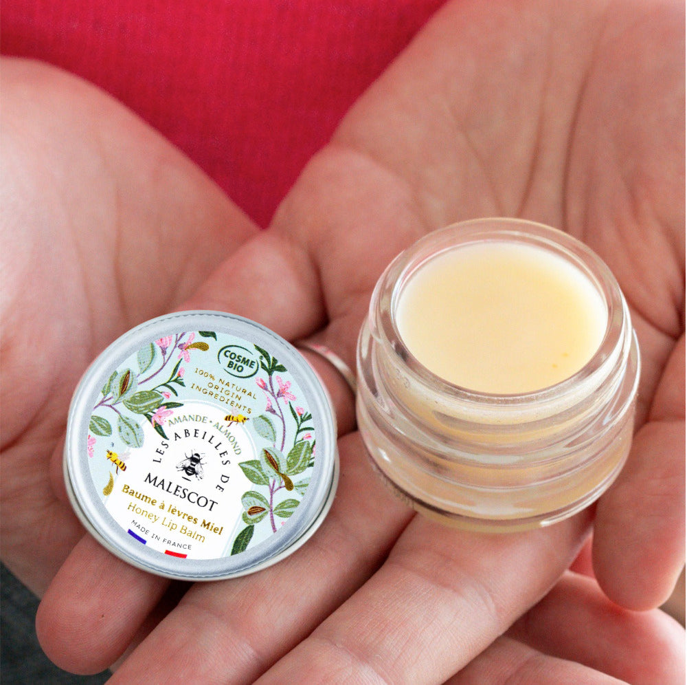 Baume à lèvres Amande avec texture crémeuse et pot ouvert