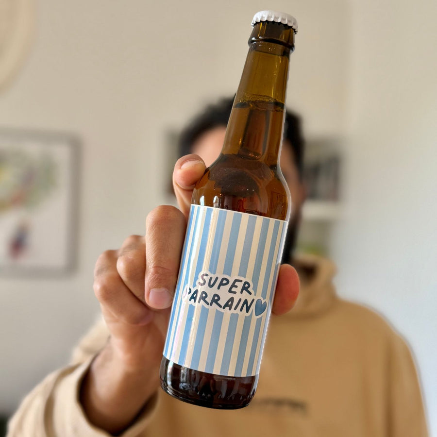 Bière Super Parrain avec étiquette dorée et design élégant