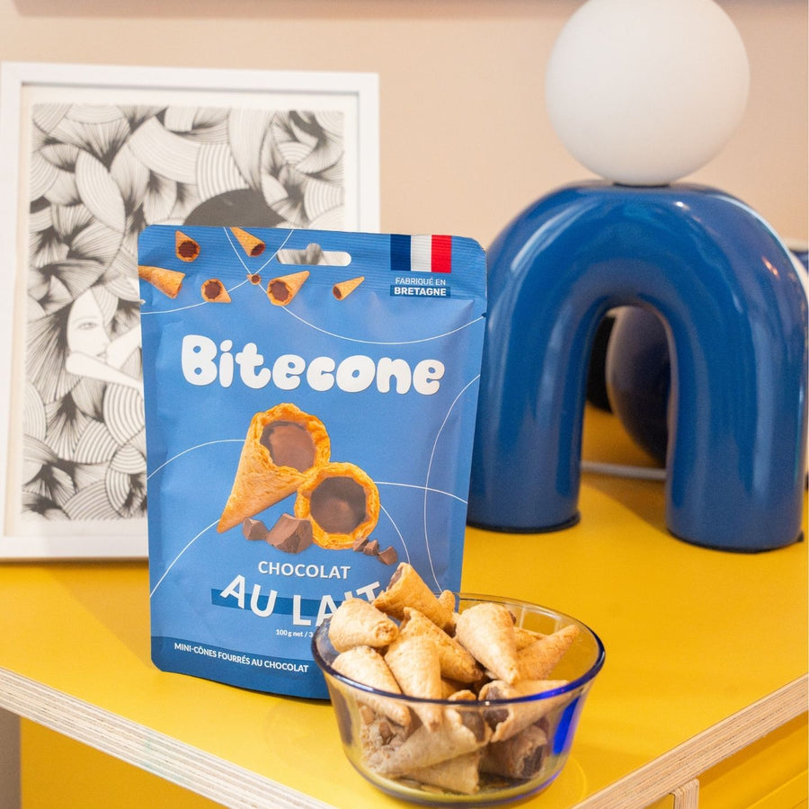 Mini cônes fourrés au chocolat sur fond blanc