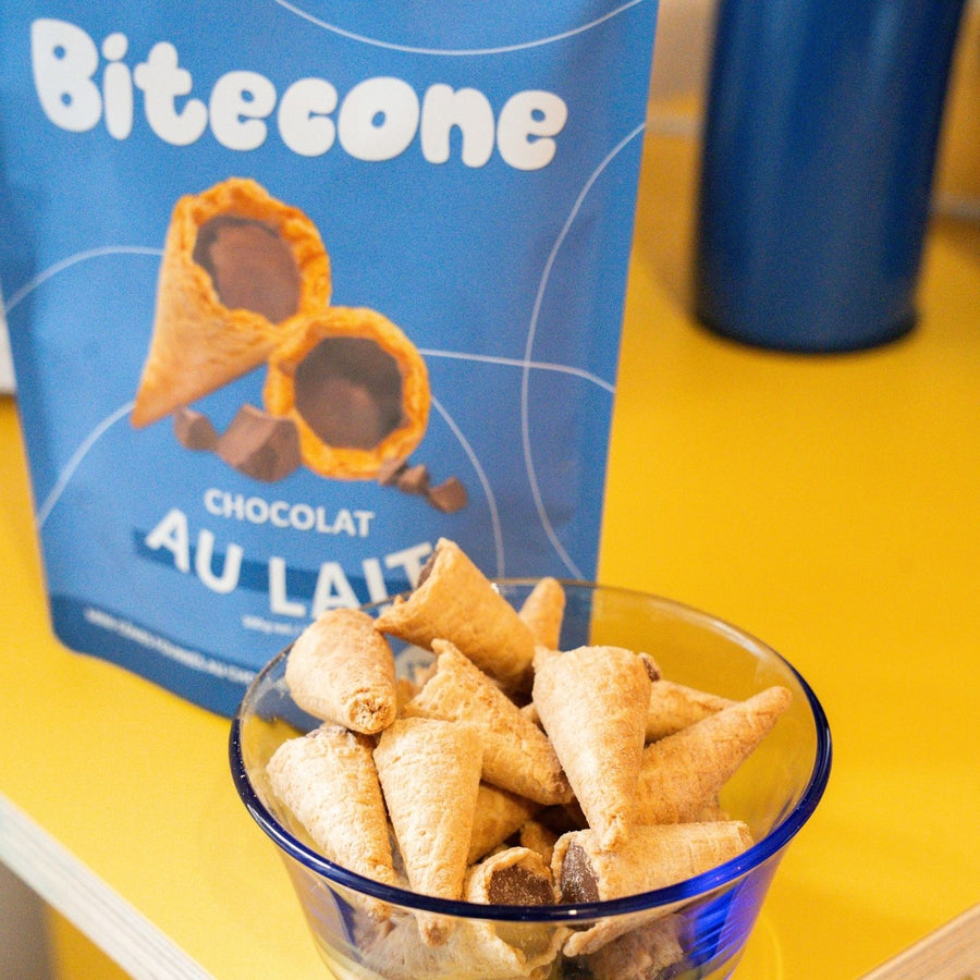 Mini cônes fourrés au chocolat sur fond neutre