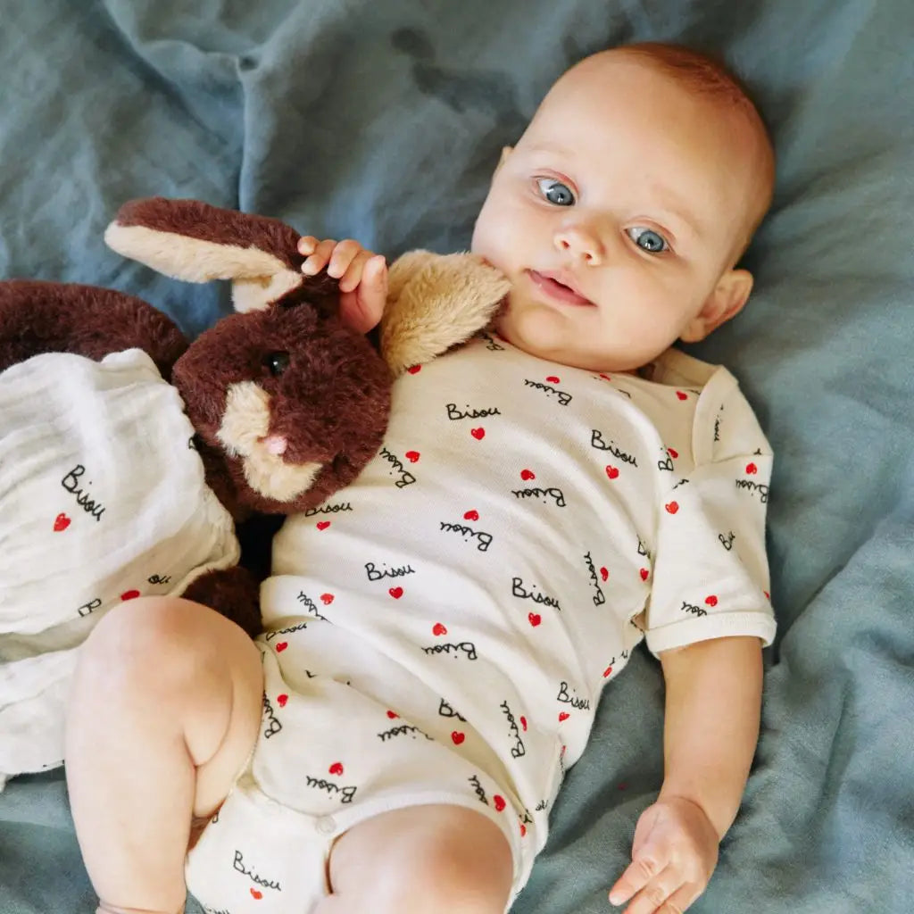 Body enfant doux avec broderie 'bisou' sur le devant.