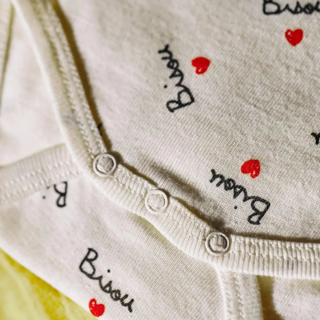 Body enfant doux avec broderie 'bisou' sur le devant.