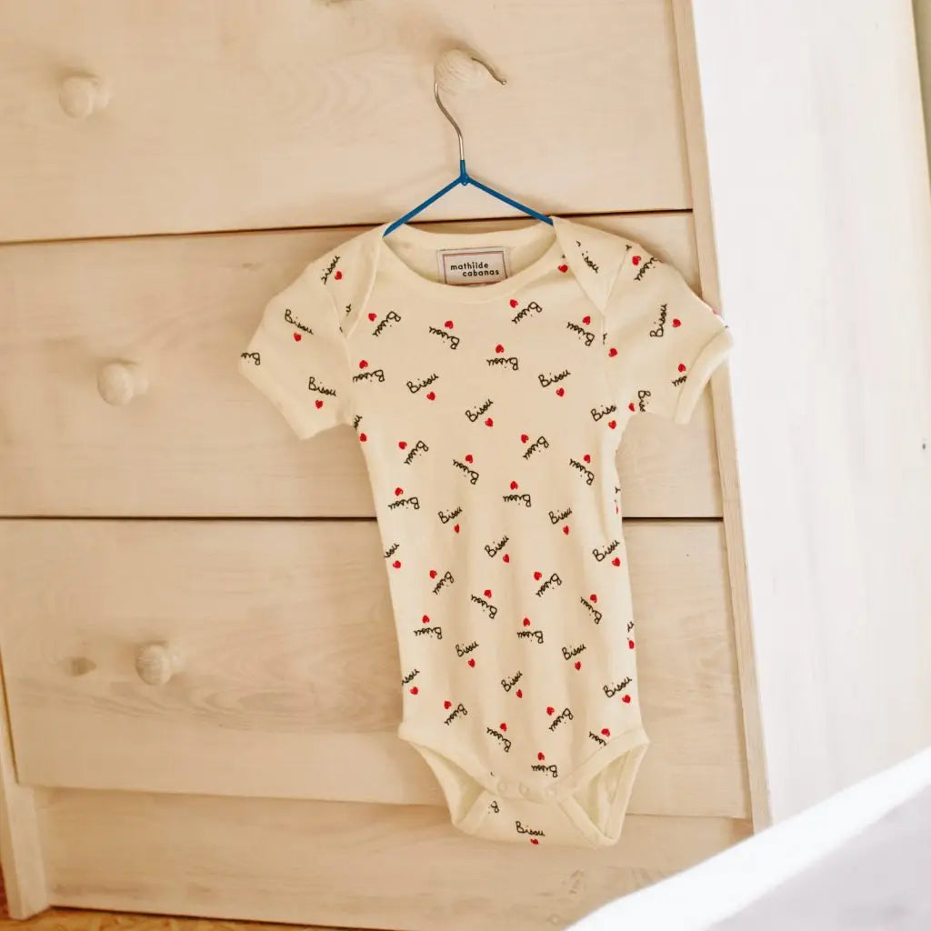 Body enfant doux avec broderie 'bisou' sur le devant.
