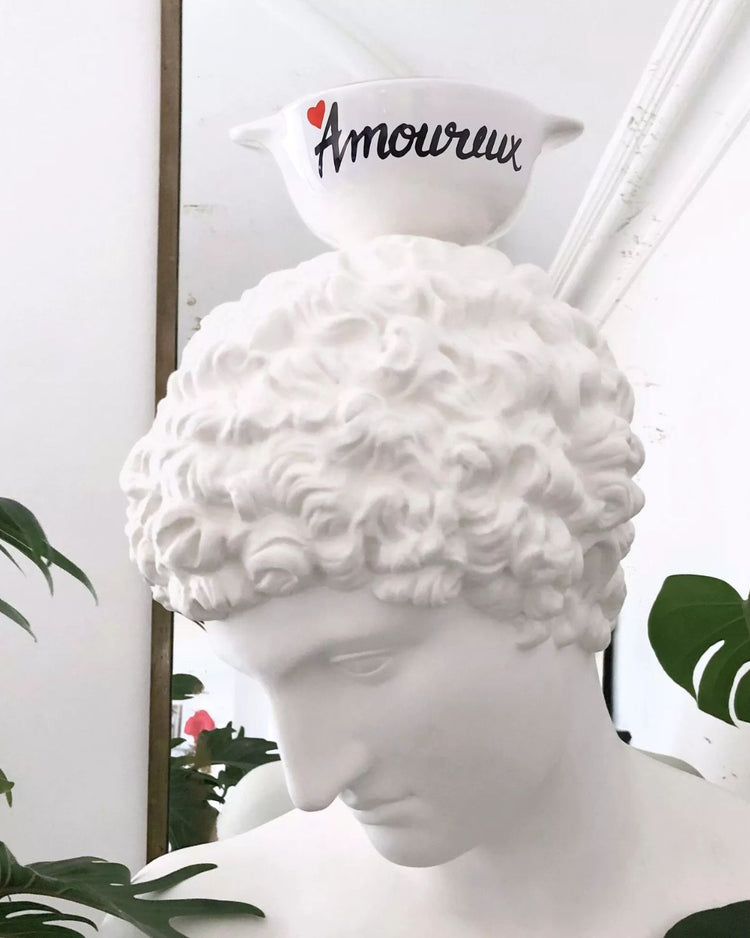 Bol breton en céramique avec motif cœur sur fond blanc