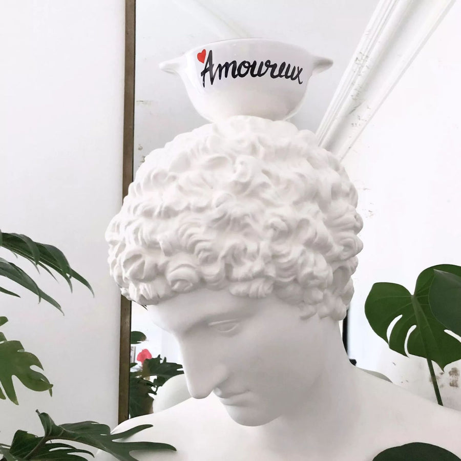 Bol breton en céramique avec motif cœur sur fond blanc