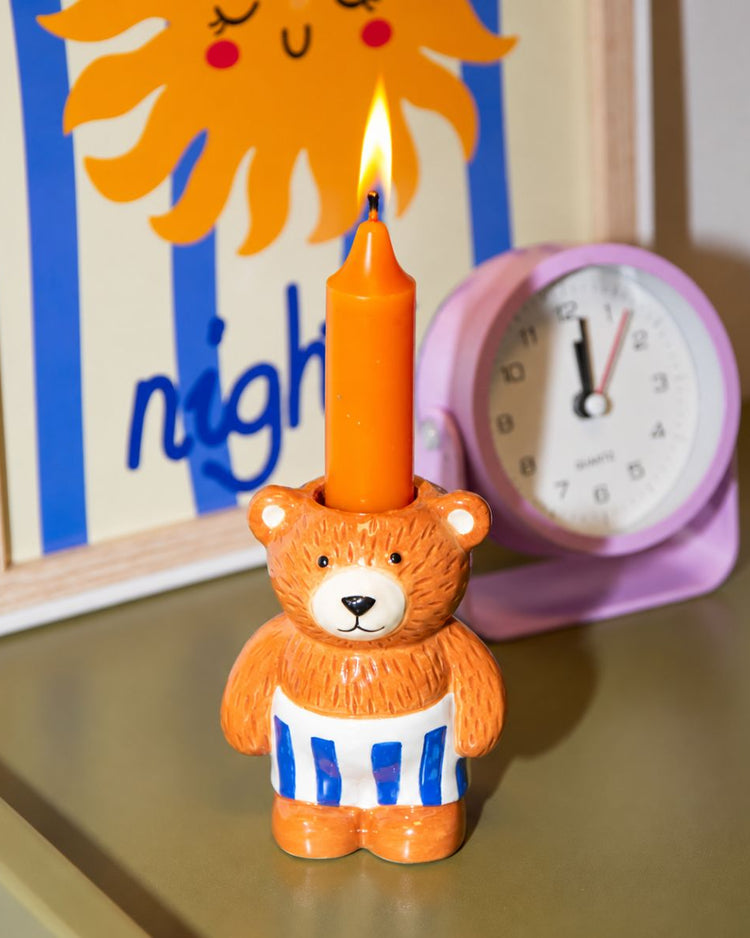 Bougeoir ourson avec short rayé bleu et blanc, vue de face