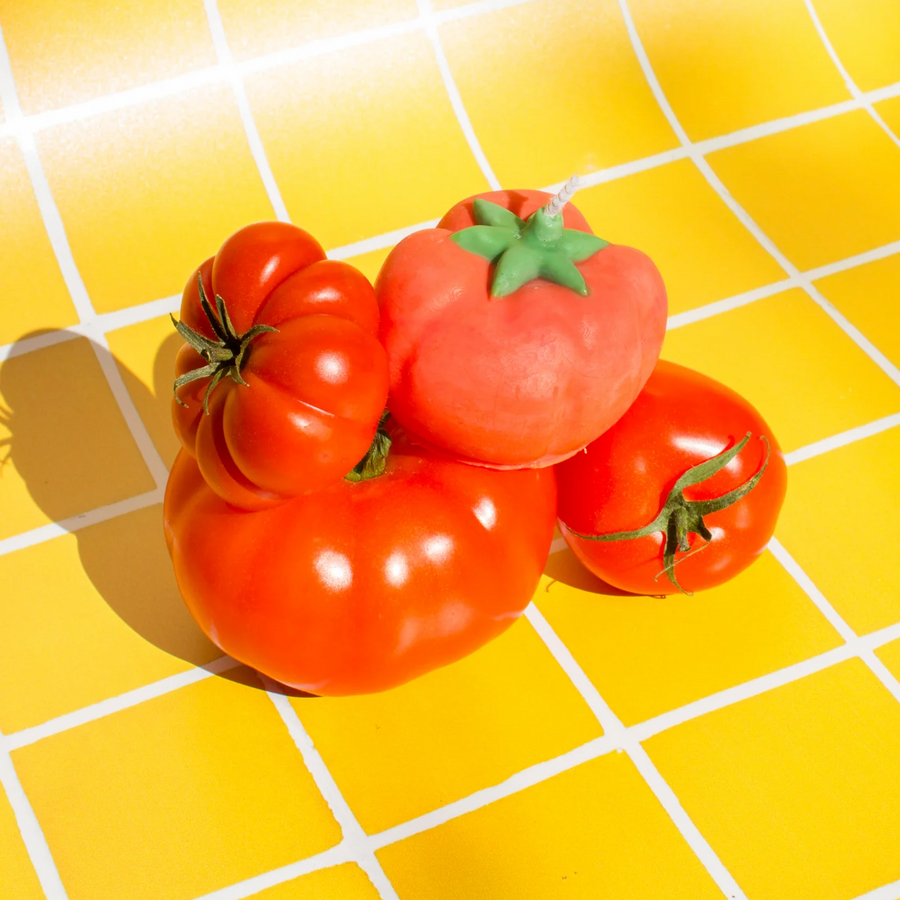 Bougie en forme de tomate avec détails réalistes et texture brillante.