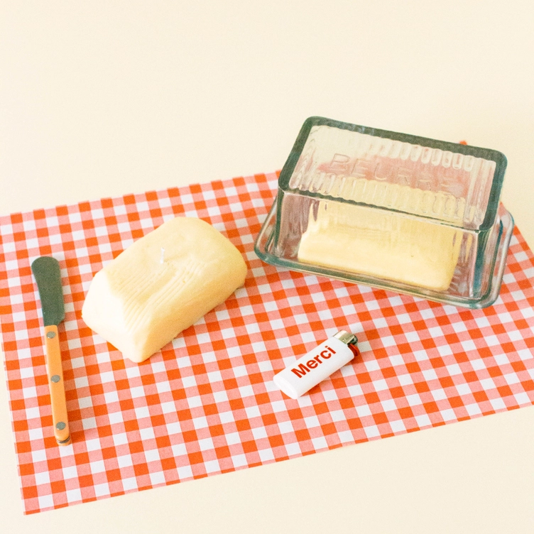 Bougie trompe l'oeil en papier vichy, aspect réaliste de beurre