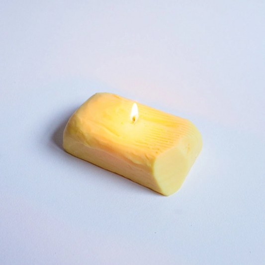 Bougie trompe l'oeil en papier vichy, aspect réaliste de beurre