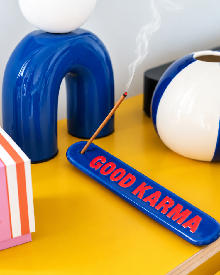Brûle-encens Good Karma avec motifs colorés et forme allongée