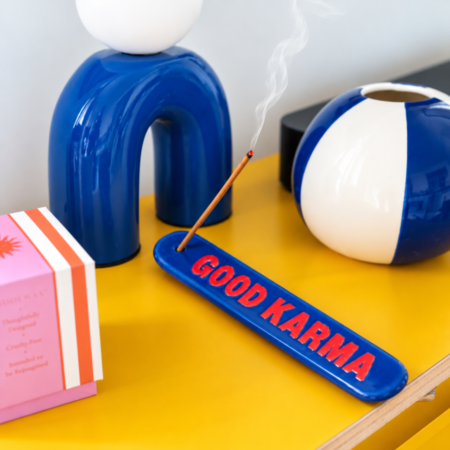 Brûle-encens Good Karma avec motifs colorés et forme allongée
