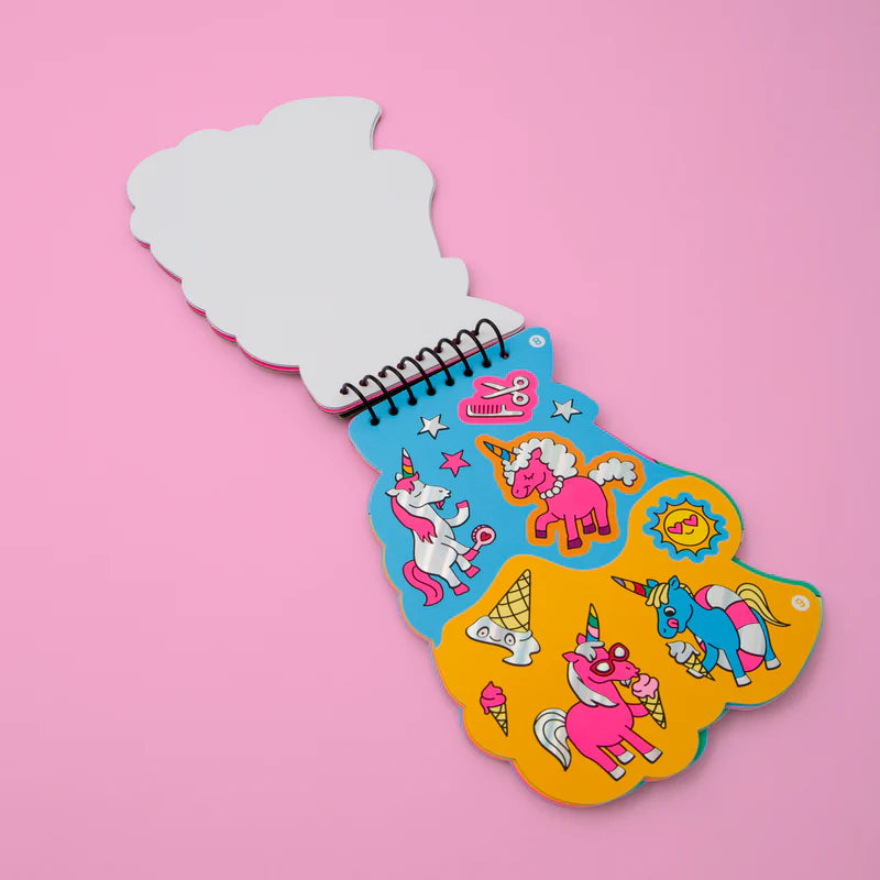 Carnet licorne avec stickers colorés et motifs variés