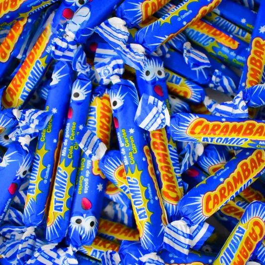 Carambar Atomique avec un design coloré et une texture brillante.